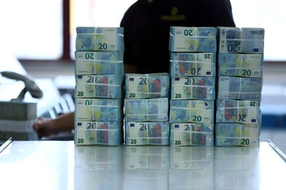اليورو يتجه لأكبر خسارة أسبوعية في 4 أشهر أمام الدولار وسط مخاوف مالية فرنسية 💶📉
