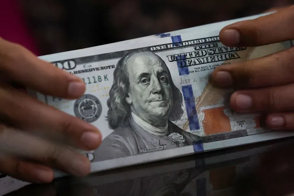 الدولار يقترب من أعلى مستوى في 18 شهرًا واليورو يتراجع مع ارتفاع عوائد السندات وقوة النفط 💵📈