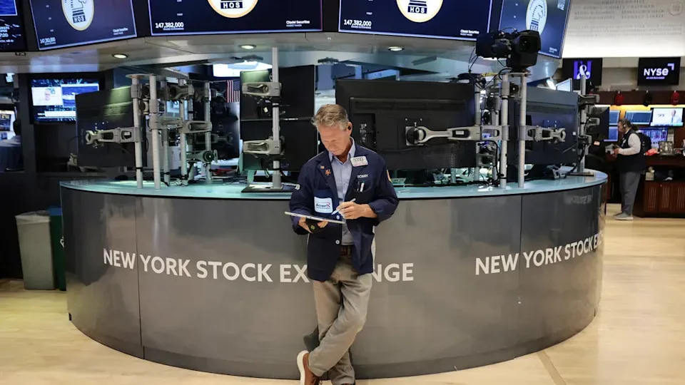 عقود S&P 500 وDow ترتفع بعد دعم Waller لتثبيت الفائدة وتراجع عائد 10 سنوات 📈🏦
