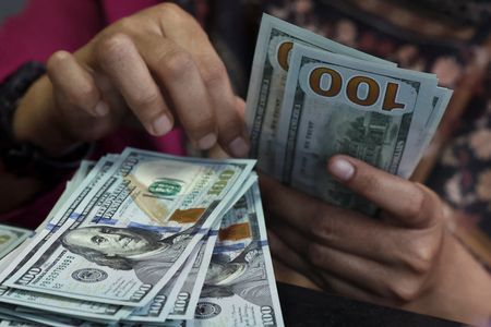 الدولار يسجل أعلى مستوى في نحو شهرين مع تصاعد توقعات رفع الفائدة الأميركية 💵📈