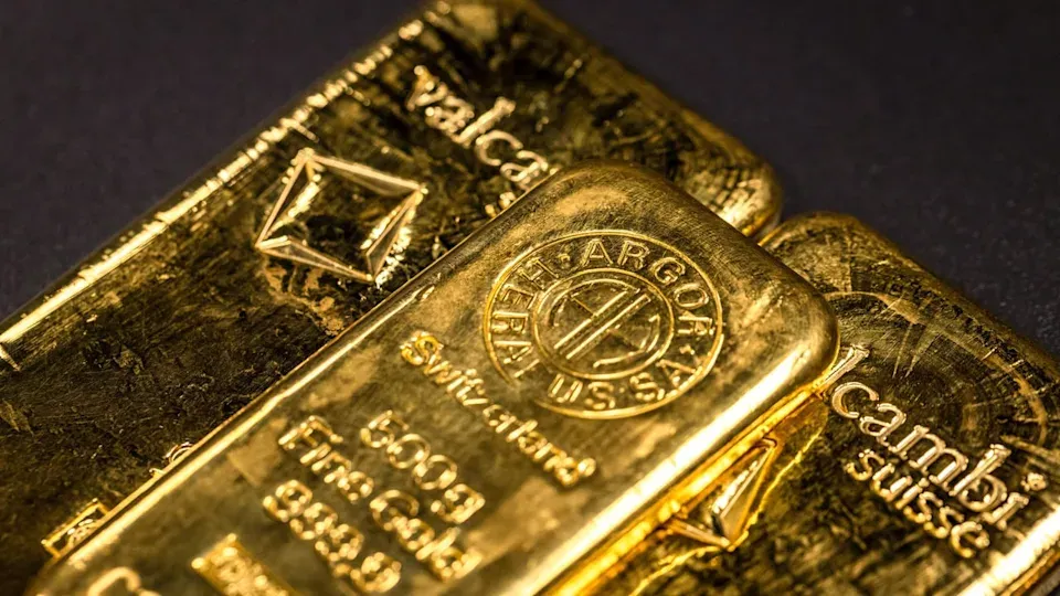 الذهب يقترب من أعلى مستوى في 3 أشهر بدعم مشتريات الخزانة وضعف الدولار 🥇📈