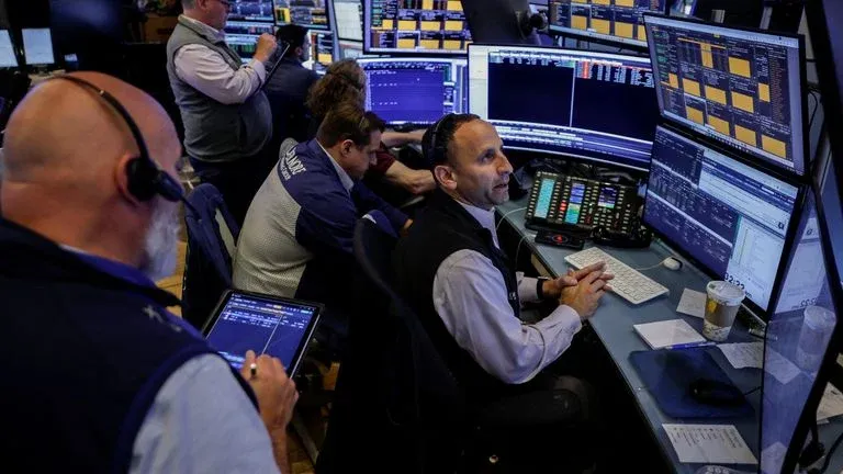 وول ستريت تستهل أغسطس بقوة… آمال التهدئة مع إيران تدفع الأسهم للصعود 📈🌍