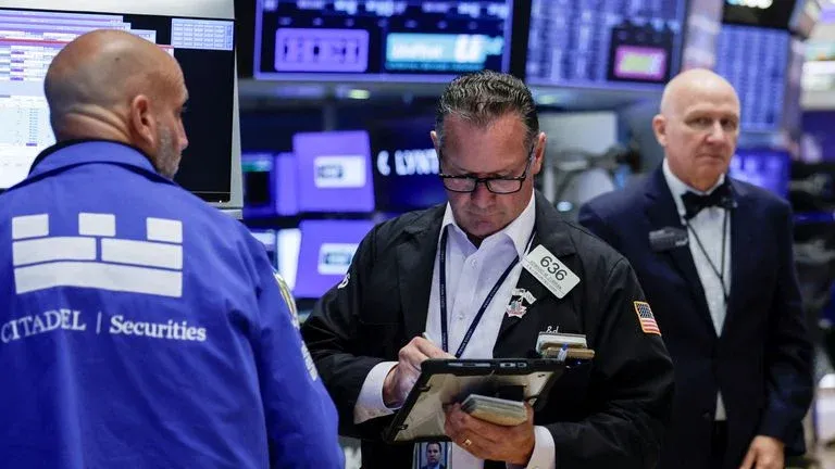 وول ستريت تتجه لافتتاح مرتفع.. لكن الخسائر الأسبوعية تلوح في الأفق 📈🇺🇸