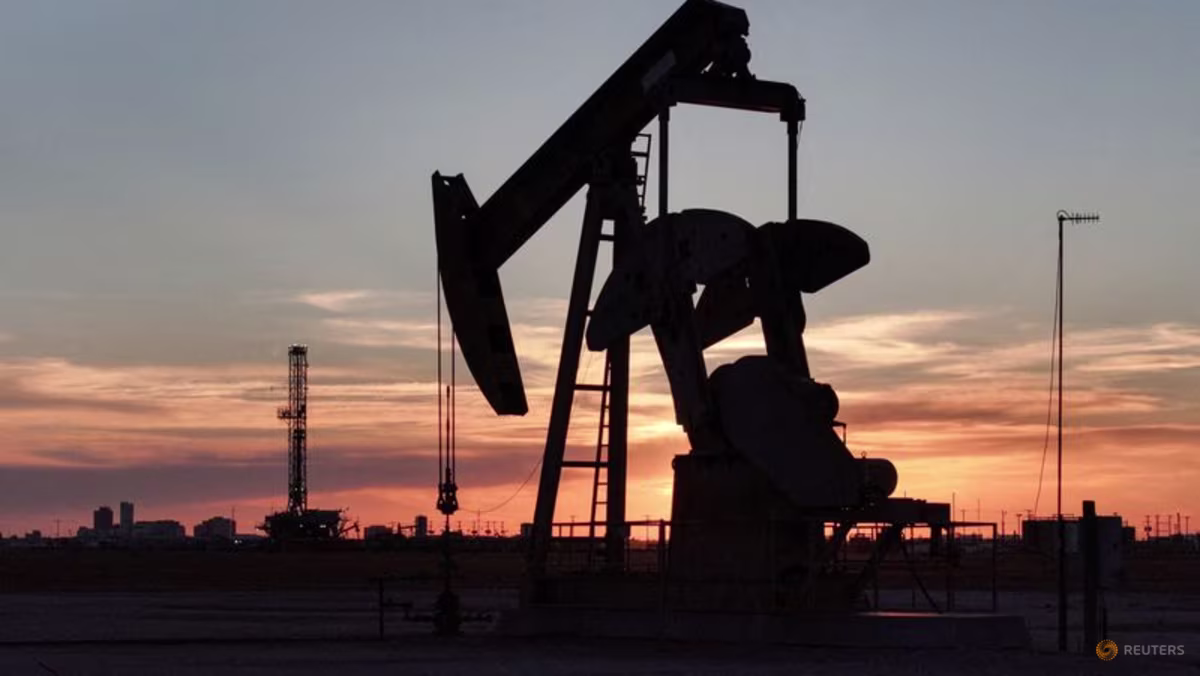 النفط قرب أدنى مستوى في أسبوعين رغم صعوده.. وهوامش الديزل تسجل مستوى قياسيًا 🛢️⛽