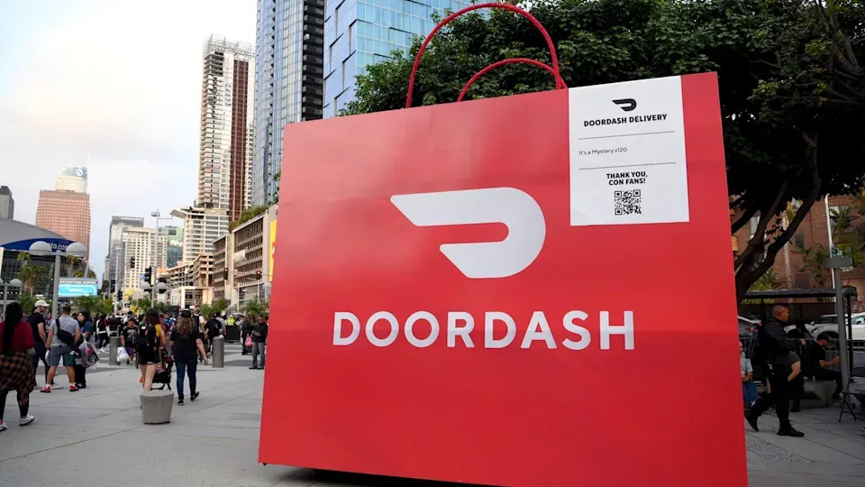 DoorDash توسع طموحاتها في التجزئة بإضافة Macy’s وThe North Face وVans إلى التوصيل السريع 🛍️🚚