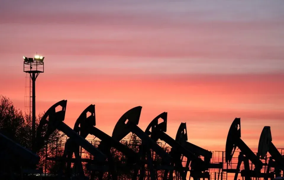 النفط يتجه لمكاسب أسبوعية ثانية مع تصاعد الضغط الأمريكي على إيران 🛢️📈