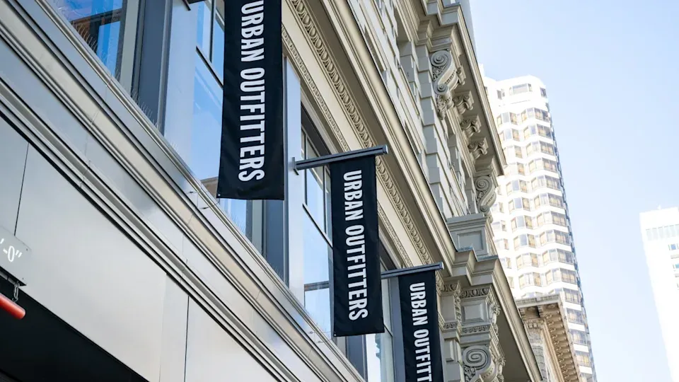 Urban Outfitters تسجل مبيعات قياسية للربع الثامن على التوالي… وFree People تقود النمو 👗📈