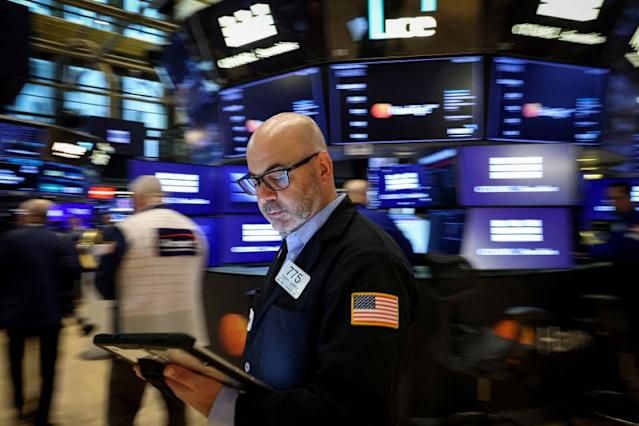وول ستريت تغلق على ارتفاعات طفيفة وسط آمال تهدئة الحرب مع إيران 📈⚔️