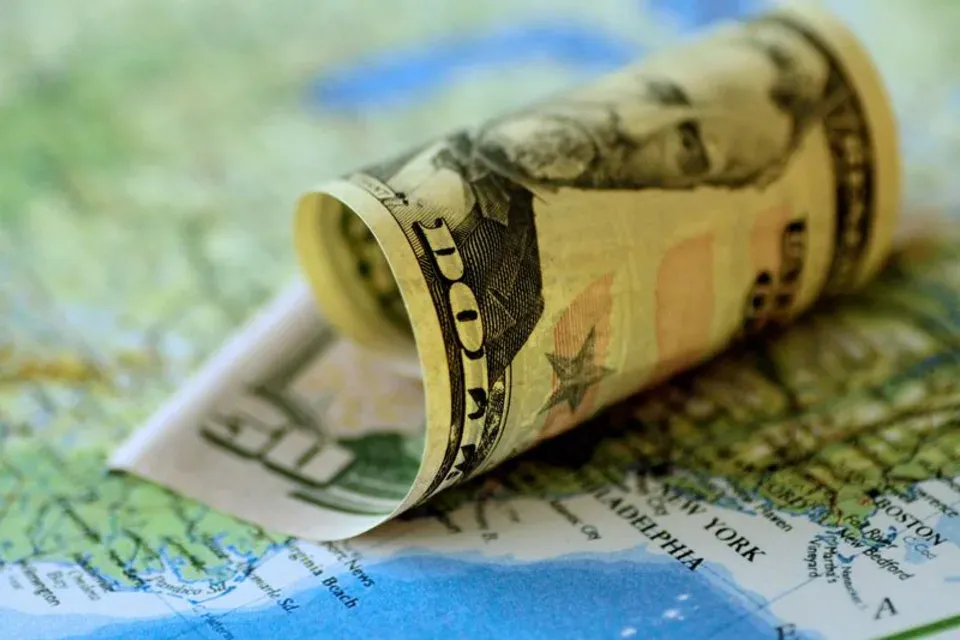 الدولار يتراجع بعد مضاعفة الخزانة الأمريكية عمليات إعادة شراء السندات 💵📉