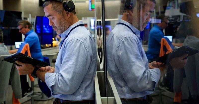 S&P 500 وDow يتجهان لمكاسب محدودة مع صمود تفاؤل الذكاء الاصطناعي أمام توترات إيران 📈🤖