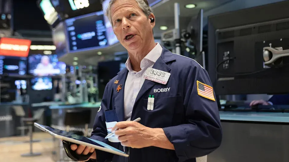 وول ستريت تتراجع بعد وصول S&P 500 إلى قمة تاريخية.. والأسواق تترقب الفيدرالي وأرباح التجزئة 📉📊