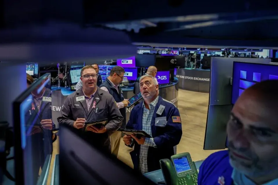 عقود وول ستريت ترتفع بقيادة الذكاء الاصطناعي مع هبوط النفط والعوائد 📈🤖