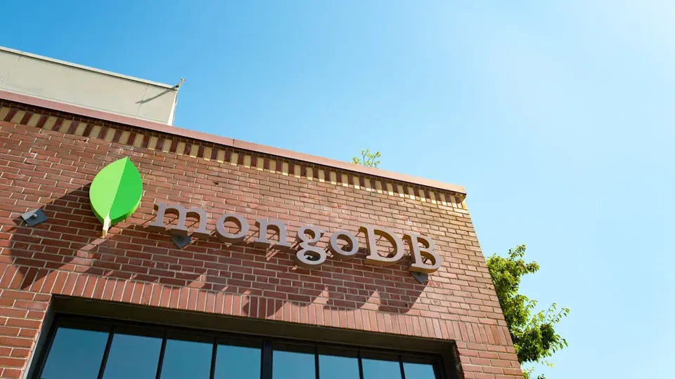 MongoDB تتجاوز التوقعات وترفع الإرشادات… لكن تباطؤ Atlas يهبط بالسهم 14% 📉☁️