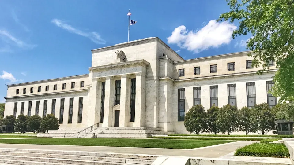 4 مجالس إقليمية في الفيدرالي أرادت رفع الفائدة قبل قرار التثبيت في يوليو 🏦📈