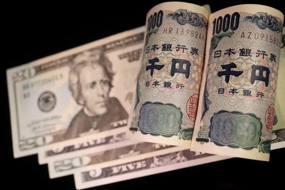 الدولار يتراجع من أعلى مستوى في شهرين مع هبوط النفط بعد عرض إيران بشأن هرمز 💵📉