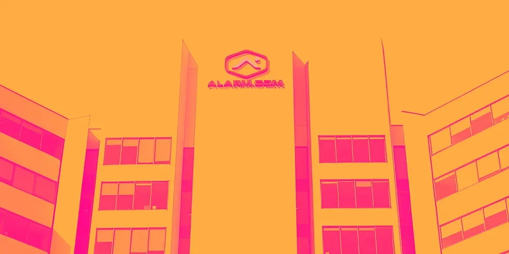 ألارم دوت كوم… ربحية قوية وتدفقات نقدية جيدة لكن النمو يبقى محدودًا 🔐📈⚠️