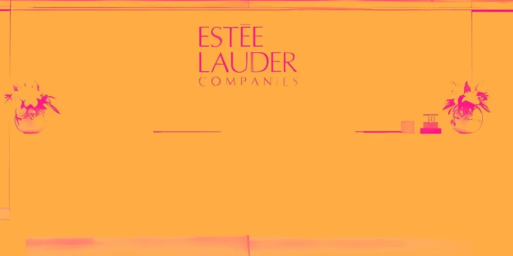 إستي لودر… عملاق تجميل فاخر يستعيد الزخم مع هوامش إجمالية استثنائية لكن الربحية التشغيلية لا تزال ضعيفة 💄📈⚠️