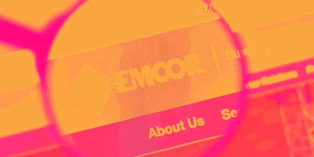 إي إم كور… عملاق الخدمات الهندسية والإنشائية بنمو استثنائي وربحية قوية… والتقييم لا يزال مبررًا رغم ارتفاع السهم 🏗️⚡📈