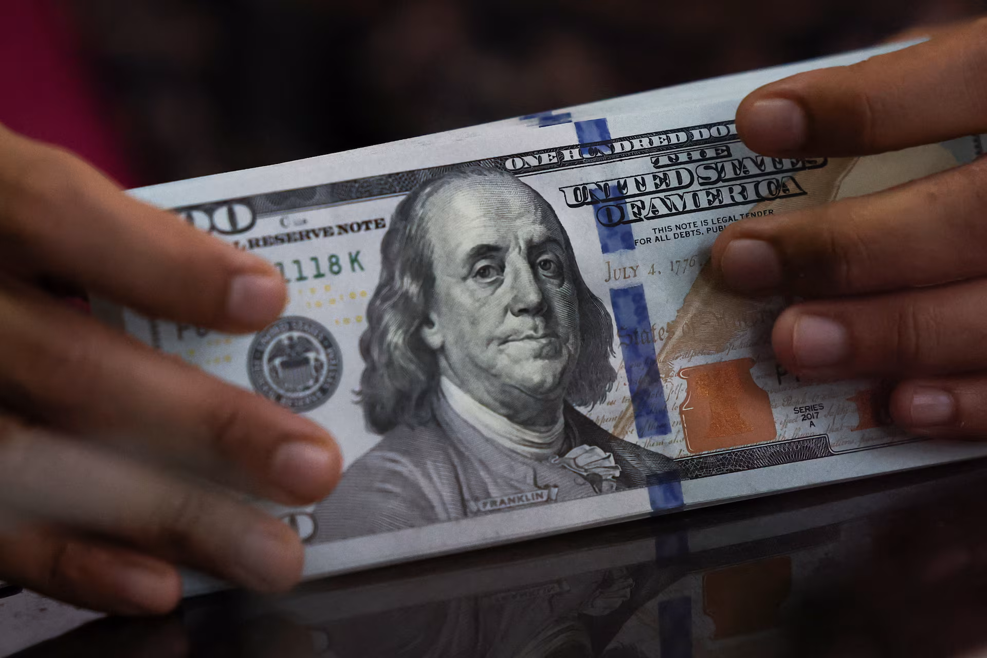 الدولار يتراجع مع مخاوف من تداعيات تدخل الخزانة في سوق السندات 💵📉