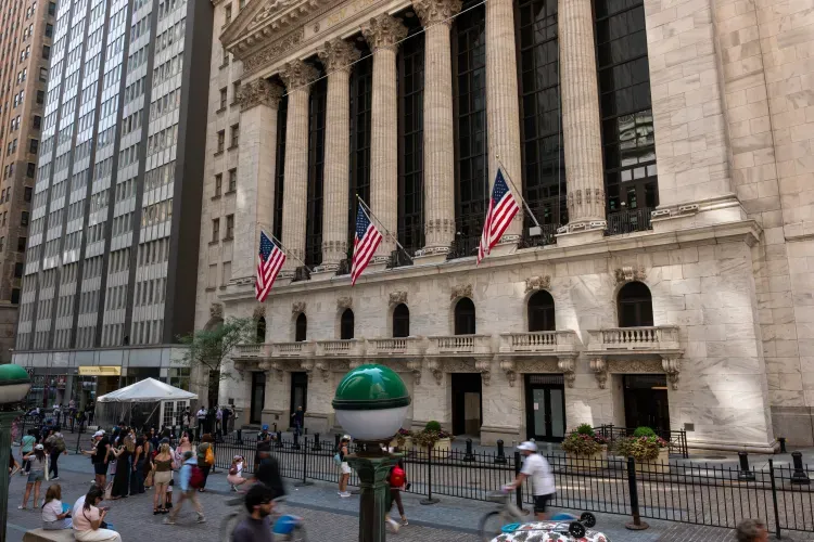 أرباح الشركات والفيدرالي يهيمنان على الأسواق... وأسهم الرقائق تواصل الضغط على ناسداك 📊🤖