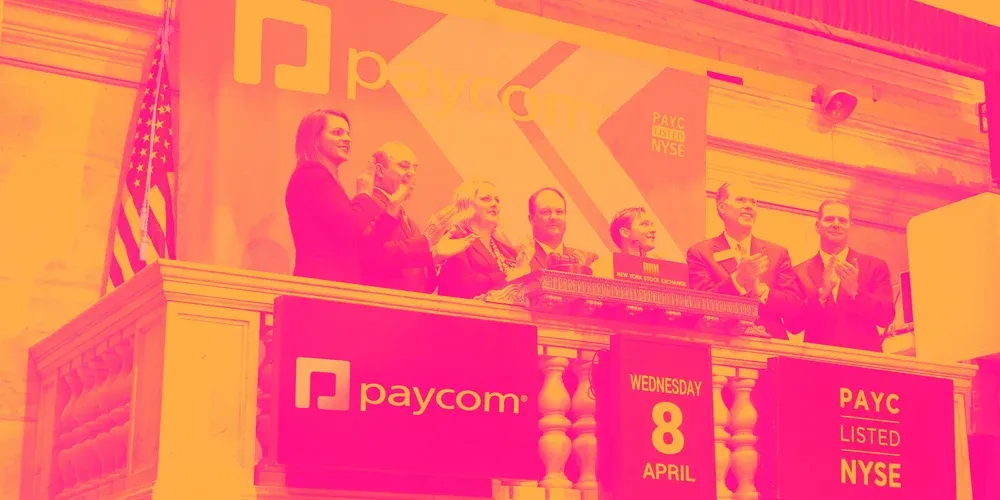 بايكوم… هوامش استثنائية وتدفقات نقدية قوية يقابلهما تباطؤ النمو وتقييم أعلى من القيمة العادلة 💻📈⚠️