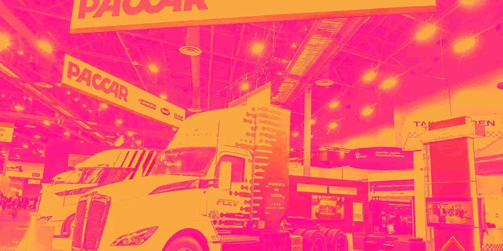 باكار… عملاق شاحنات بميزانية قوية وتدفقات نقدية ممتازة لكن النمو التاريخي والعائد على رأس المال يتراجعان 🚛📈⚠️