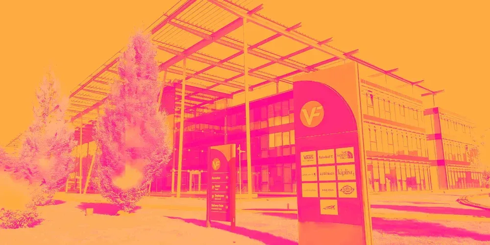 في إف كورب… علامات تجارية عالمية وخصم ضخم عن القيمة العادلة لكن جودة الأعمال لا تزال ضعيفة 👕📉⚠️