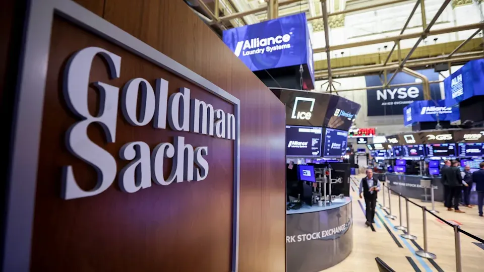 Goldman Sachs يستبعد رفع الفائدة في سبتمبر مع استمرار تباطؤ التضخم 🏦📉