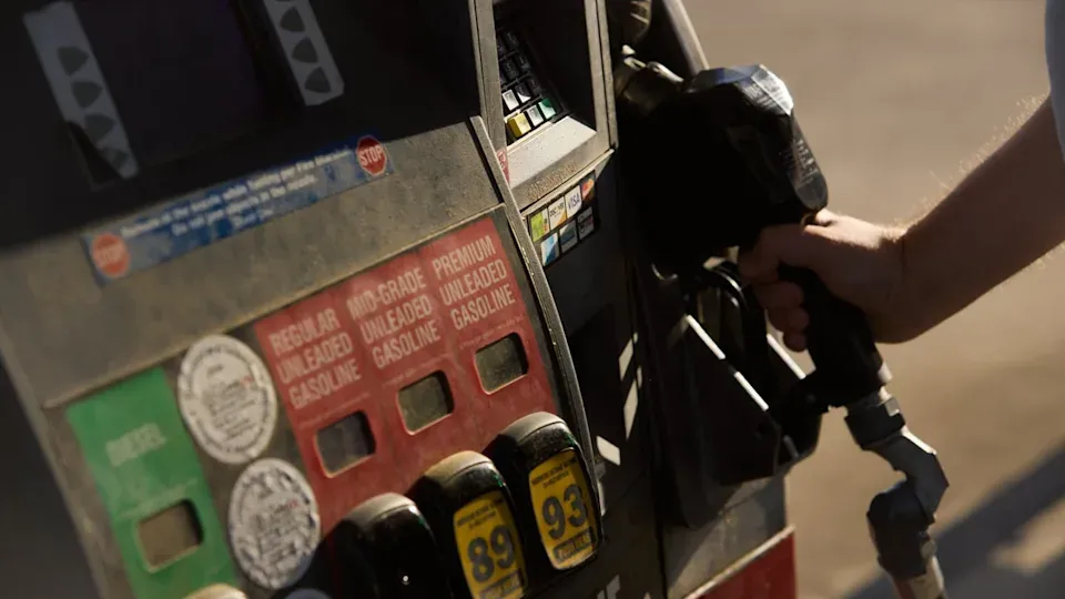 أسعار البنزين الأميركية تتجاوز 4.40 دولار للغالون مع استمرار حرب إيران ⛽🔥