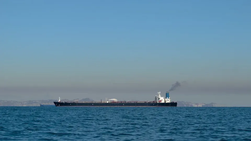 النفط يهبط إلى أدنى مستوى في أسبوع.. عقوبات إيران تخيب توقعات السوق 🛢️📉