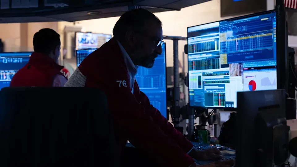 إس آند بي 500 وناسداك يتجهان لأول خسارة أسبوعية منذ أواخر يوليو 📉📊