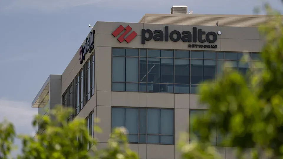 Palo Alto تتجاوز التوقعات بدعم أمن الذكاء الاصطناعي… لكن السهم يتراجع رغم رفع الإرشادات 🛡️🤖