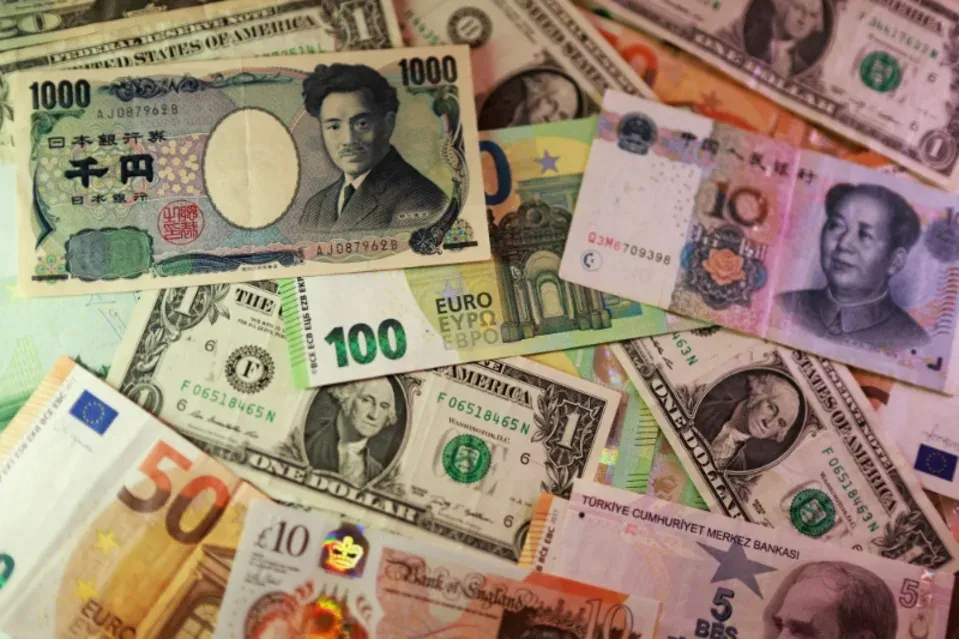 الدولار يرتفع واليورو يتراجع بعد رفع المركزي الأوروبي الفائدة للمرة الثانية هذا العام 💵🇪🇺