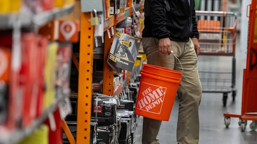 Home Depot تتجاوز التوقعات رغم استمرار جمود سوق الإسكان 🏠📊