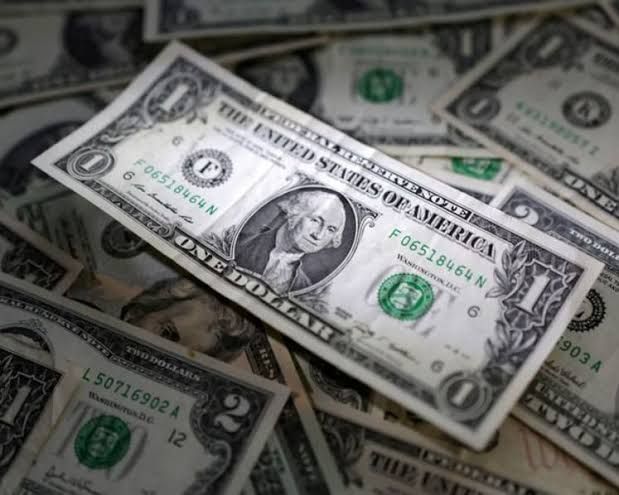 الدولار يتجه لمكاسب أسبوعية قبل خطاب وارش… والأسواق تترقب مصير الفائدة 💵🏦