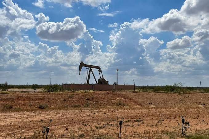 النفط يستقر قرب 90 دولارًا لكنه يتجه لخسارة أسبوعية مع عودة جزئية لتدفقات هرمز 🛢️📉