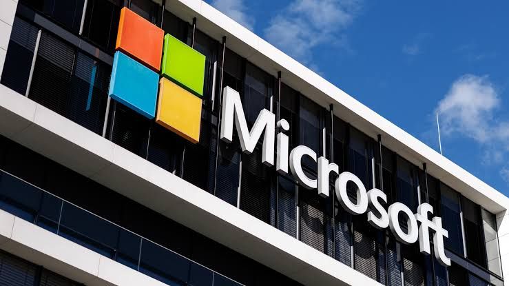 سهم Microsoft يقفز بأكثر من 15%... والسوق يكافئ انضباط الإنفاق على الذكاء الاصطناعي 🚀☁️