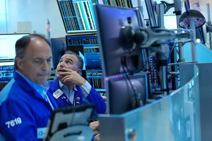 سوق الأسهم الأميركي يبدو متماسكًا لكن إشارات تحذيرية تظهر تحت السطح ⚠️📊