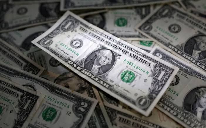 الدولار يقفز لأعلى مستوى منذ 2 سبتمبر مع صعود النفط واقتراب أول رفع للفائدة منذ أكثر من عامين 💵📈