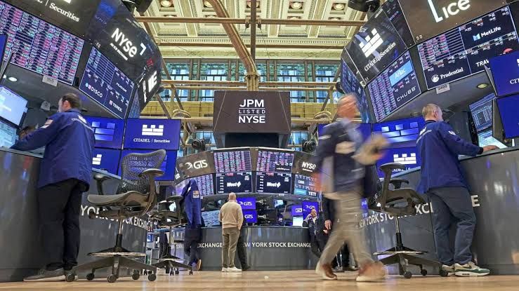 عقود S&P 500 وDow تحاول التعافي قبل بيانات التضخم رغم بقاء النفط فوق 100 دولار 📈🛢️