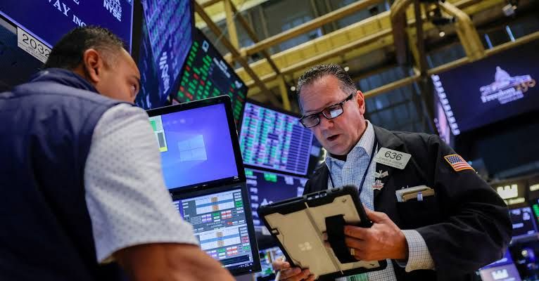 وول ستريت تقفز بعد استعداد Waller لدعم تثبيت الفائدة… وDow يرتفع بأكثر من 600 نقطة 📈🏦