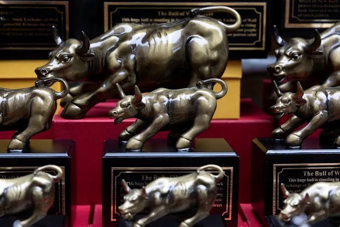 وول ستريت تتحدى أسباب الهبوط.. S&P 500 على بُعد أقل من 1% من قمته التاريخية 📈🧱