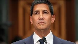 تأكيد تعيين Kevin Warsh رئيسًا للفيدرالي وسط ضغوط التضخم والحرب 🏦🇺🇸