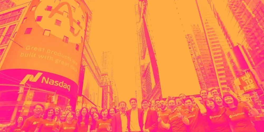 أمبليتيود… نمو يتسارع لكن الربحية لا تزال ضعيفة 📊📈⚠️