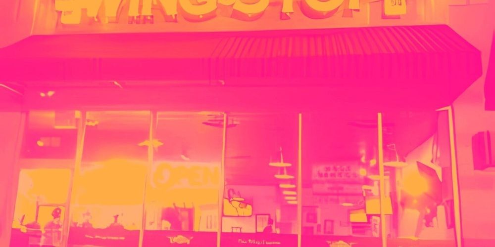 وينغ ستوب… سلسلة مطاعم سريعة بنمو استثنائي وربحية قوية… وتقييم أقل من القيمة العادلة 🍗📈⭐