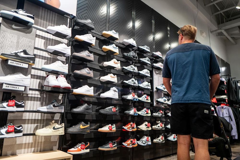 أرباح الشركات تقترب من نهايتها.. وDick’s تهوي 14% بعد خفض التوقعات 📉🛍️