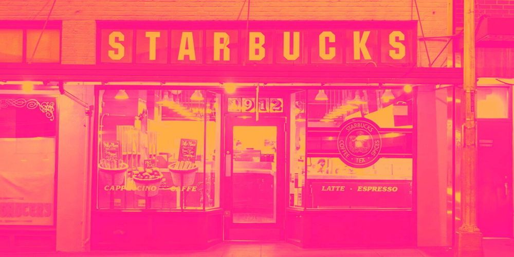 ستاربكس… علامة تجارية عالمية تواجه تباطؤًا في الطلب رغم قوة اسمها التجاري ☕🌍📉