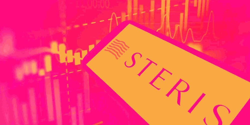 ستيريس… نمو مستقر وتدفقات نقدية قوية مع ميزانية آمنة، لكن ضعف العائد على رأس المال يحد من جودة القصة 🏥📈⚠️