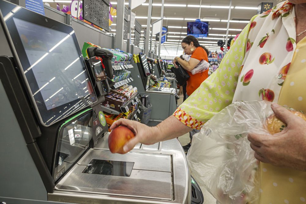 ثقة المستهلك الأميركي تسجّل أعلى مستوى منذ سبتمبر… لكنها لا تزال أقل بـ25% عن العام الماضي 📊🇺🇸