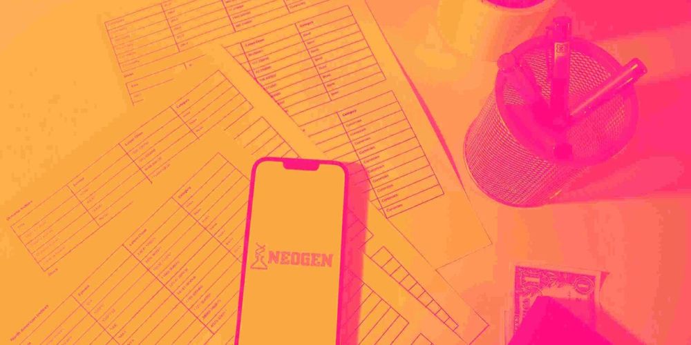 نيوجين… نمو تاريخي جيد يتحول إلى ركود مع تحسن تشغيلي حديث ومديونية مرتفعة 🧪📉⚠️